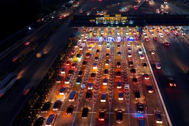 Jelang Pelarangan Truk, Waktu Tempuh Semanggi - Cikarang 6 Jam