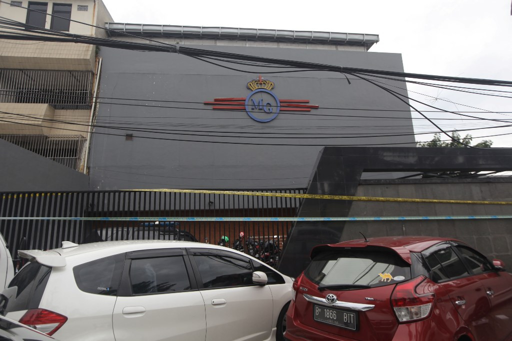 Garis polisi terpasang di Diskotek MG, Jakarta. (MI/Arya Manggala)