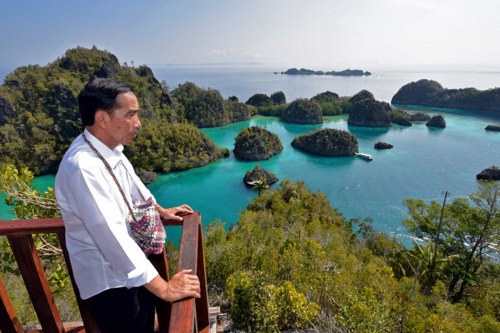 Tiba di Raja Ampat, Presiden Jokowi Disambut Suling Tabur