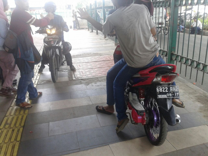 Jalan Ditutup, Pemotor Gunakan Trotoar Jalan Jati Baru