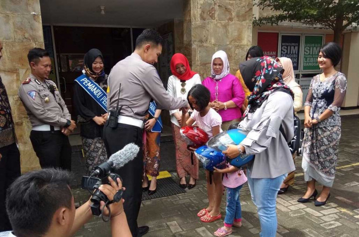 Satlantas Polres Tangerang, Bagikan Helm Gratis buat Lady Bikers