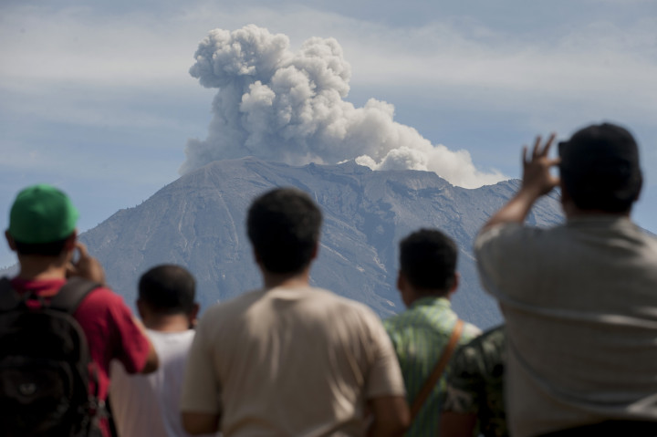 Jokowi Bahas Erupsi Gunung Agung di Bali