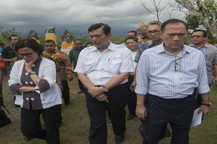 Menteri Sri Mulyani Datangi Pos Berjarak 12 Km dari Gunung Agung