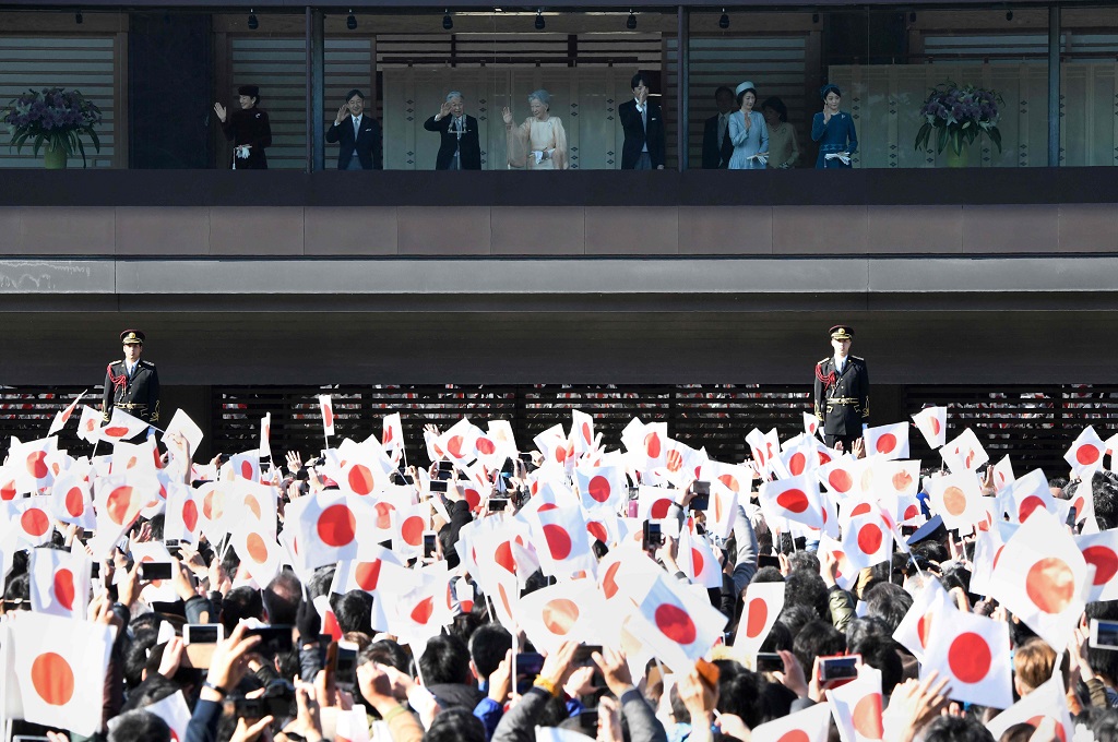 Puluhan ribu orang merayakan ulang tahun ke-84 Kaisar Akihito di Istana Kekaisaran Jepang di Tokyo, 23 Desember 2017. (Foto: AFP/TORU YAMANAKA)