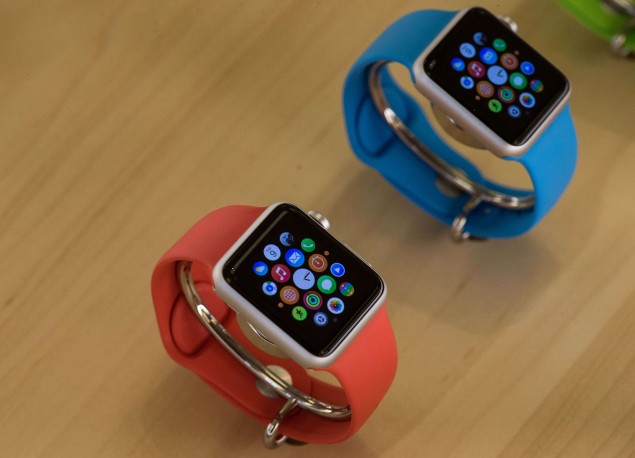 Apple Watch berikutnya disebutkan akan dapat melakukan tes EKG. (AFP PHOTO / NICHOLAS KAMM)