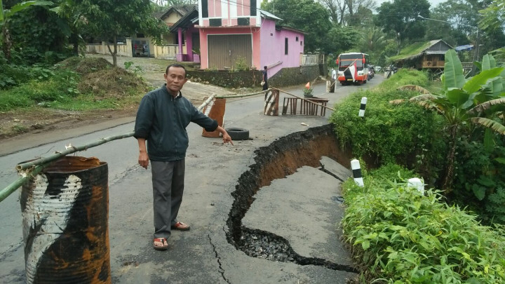 Jalur Alternatif Batang-Magelang Ambles