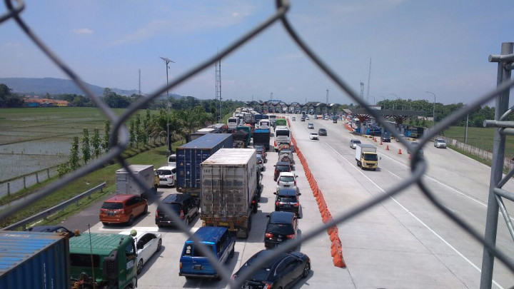 Kendaraan Antre hingga 4 Km di Gerbang Tol Palimanan