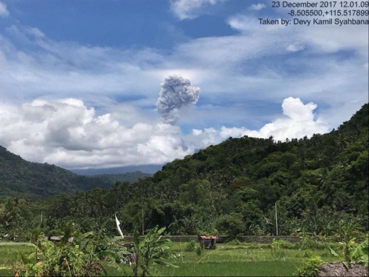  Gunung Agung Semburkan Asap Kelabu Setinggi 2.500 Meter