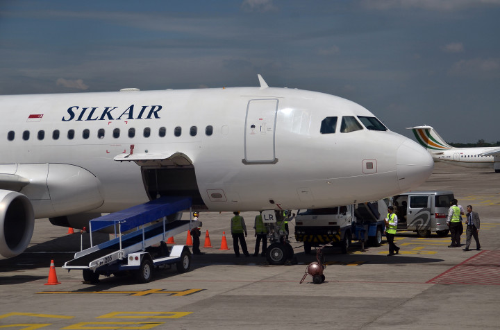 Pesawat Silk Air Rusak Ditabrak Mobil di Kualanamu