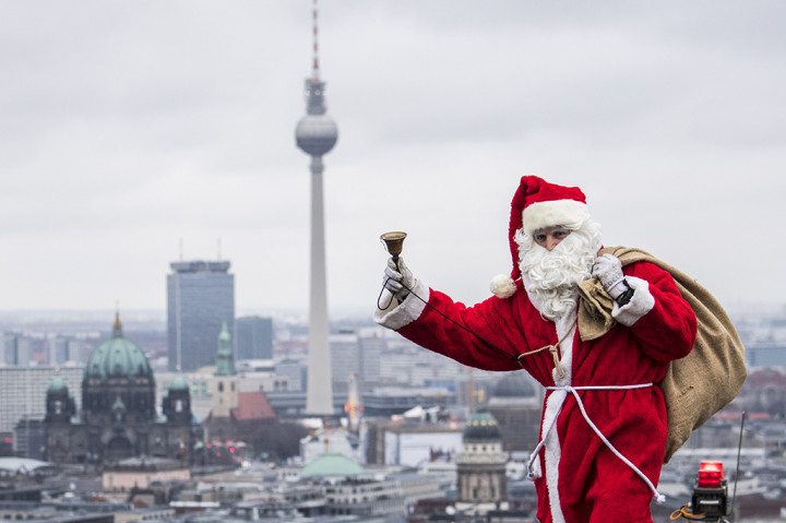 Aksi Unik Santa Claus di Berbagai Belahan Dunia