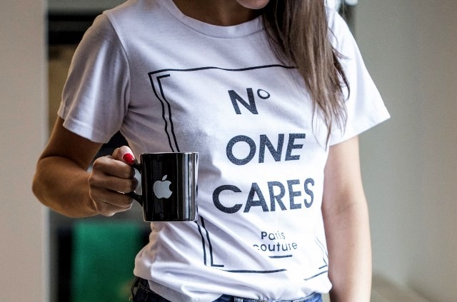 Terlihat atau Tidak Bra Merah di Balik Kaus Putih?