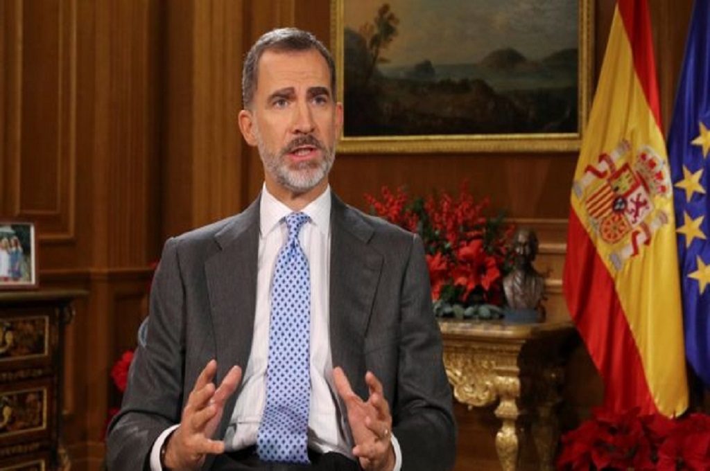 Raja Spanyol Felipe VI menyampaikan pesan Natal kepada warga Catalonia, 24 Desember 2017. (Foto: AFP)