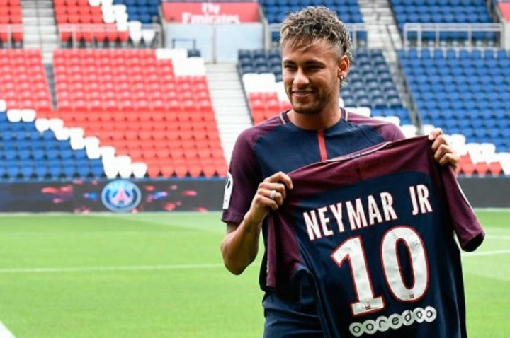 Agustus: Neymar Pecahkan Rekor Transfer, Indonesia Sabet Perunggu