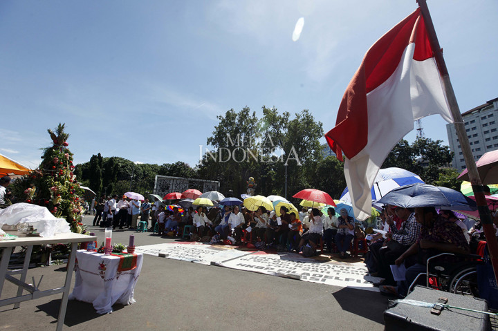 Jemaat GKI Yasmin dan HKBP Filadelfia Ibadah Natal di Depan Istana