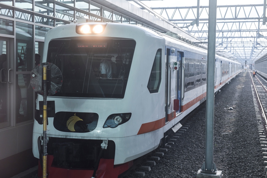 Kereta Api Bandara Soekarno-Hatta (KA Basoetta) tiba di Stasiun Bandara Soekarno-Hatta saat uji coba perdana di Tangerang, Banten (ANTARA FOTO/Hafidz Mubarak A)