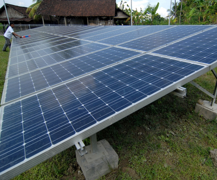 Warga Jayawijaya Terima 4.614 Lampu Tenaga Surya