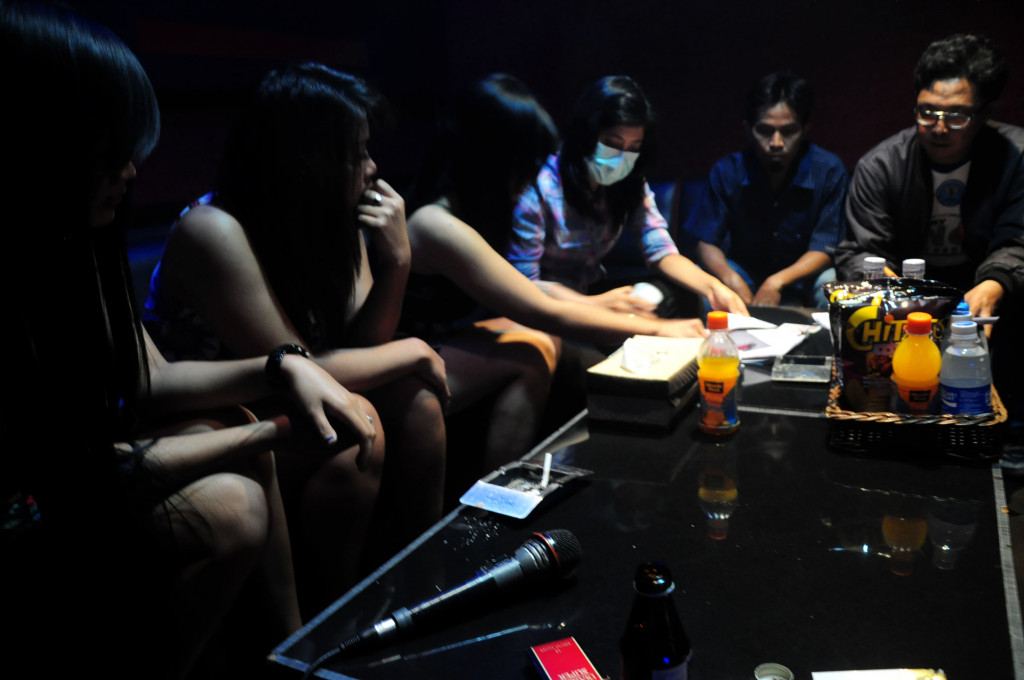 Ilustrasi--Pengunjung tempat hiburan menjalani tes urine menggunakan alat Rapid Test Otomatis (alat cepat) ketika digelar razia narkoba di salah satu karaoke, Tegal, Jateng, Rabu (18/12)--Antara/Oky Lukmansyah