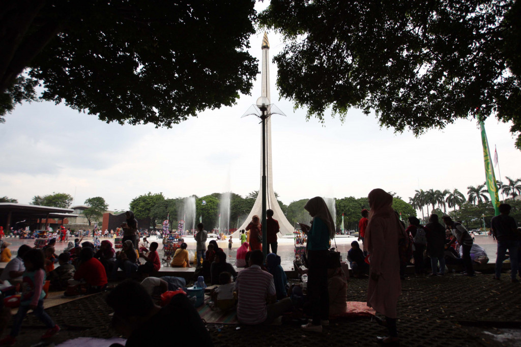 Ilustrasi--Warga memanfaatkan liburan ke Taman Mini--MI/ADAM DWI