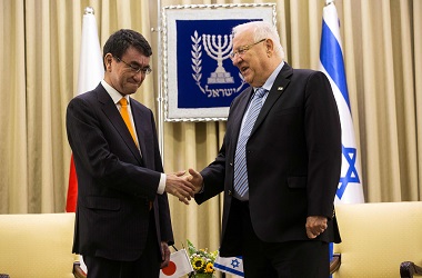 Menlu Jepang Letakkan Karangan Bunga di Memorial Holocaust