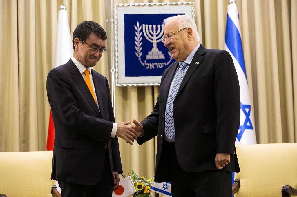 Menlu Jepang Taro Kono (kiri) berjabat tangan dengan Presiden Israel Reuvin Rivlin di Yerusalem, 25 Desember 2017. (Foto: AFP/HEIDI LEVINE)