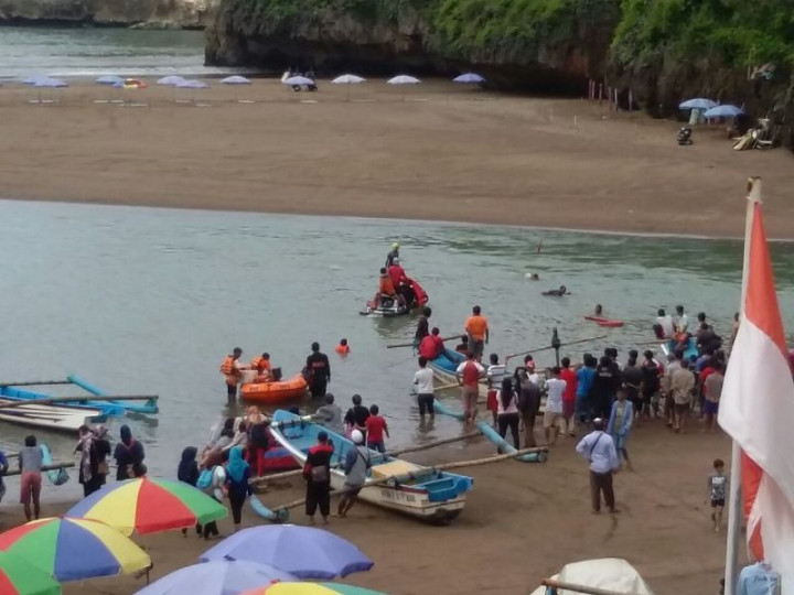 Langgar Zona Bahaya, Wisatawan Hilang di Pantai Baron
