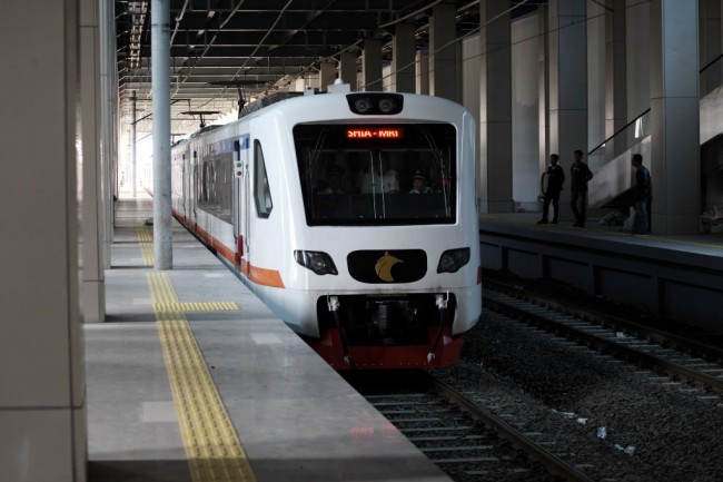 Warga Habiskan Liburan dengan Jajal Kereta Bandara
