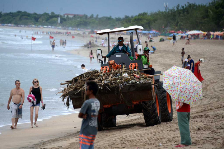 Pemkab Badung Olah 200 Ton Sampah Pantai Kuta