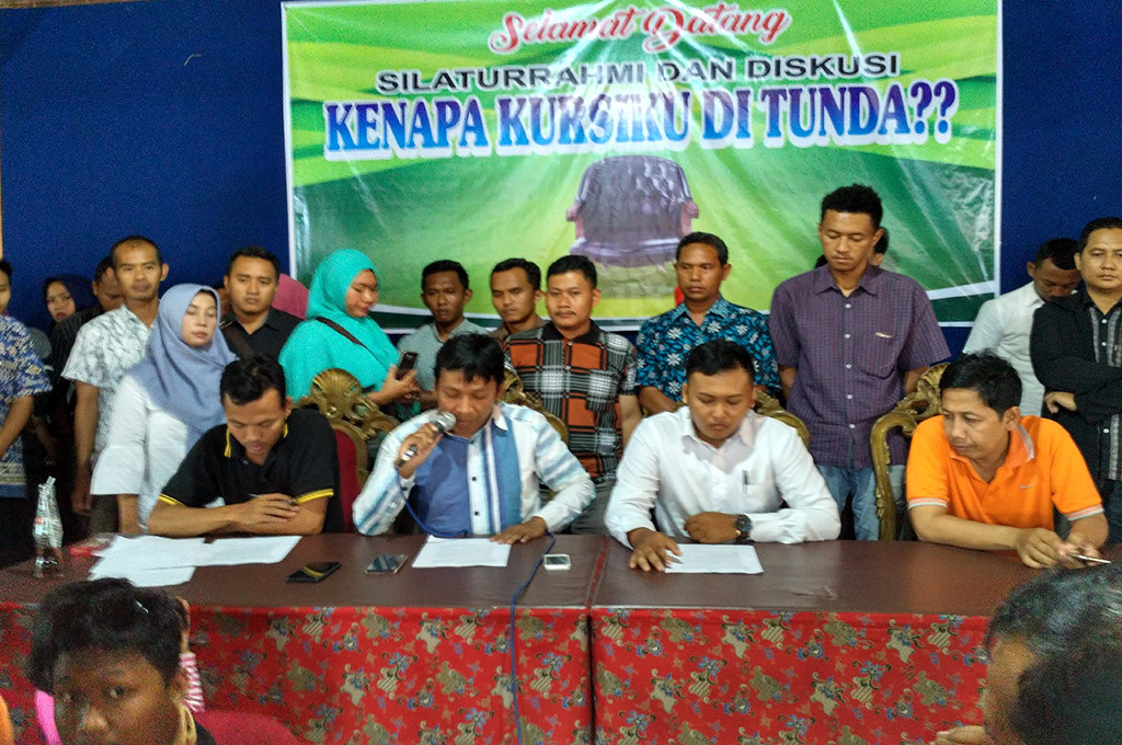 Paguyudan Calon Perangkat Desa Rangking Satu saat menyatakan sikap terkait kisruh pengangkatan perangkat desa -- medcom.id/Iswahyudi