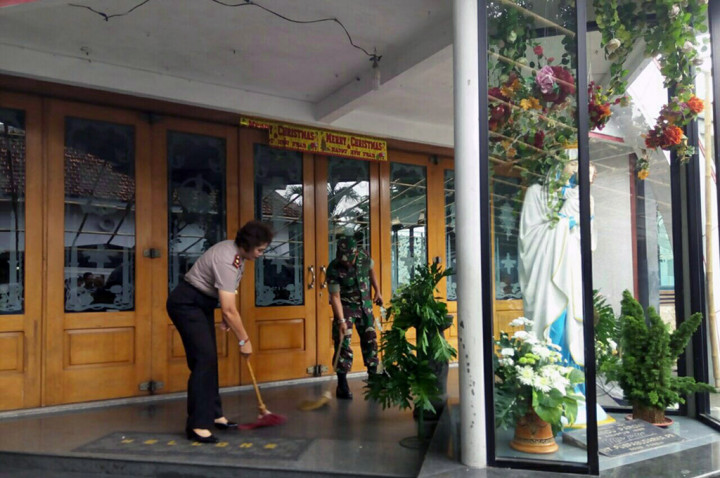 Polisi dan Tentara Gotong Royong Bersih-bersih Gereja
