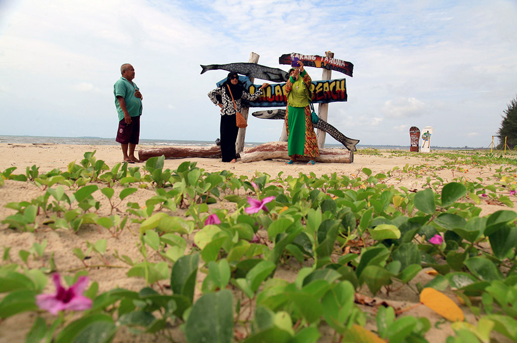  Wisatawan berfoto-foto di Pantai Nyiur Melambai, Lalang, Manggar, Belitung Timur, Bangka Belitung -- ANT/Maulana Surya