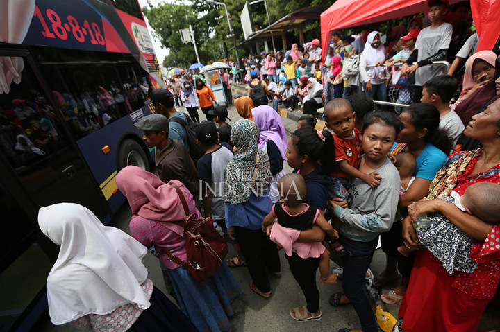 Antrean Penumpang Bus Tingkat Jakarta Mengular