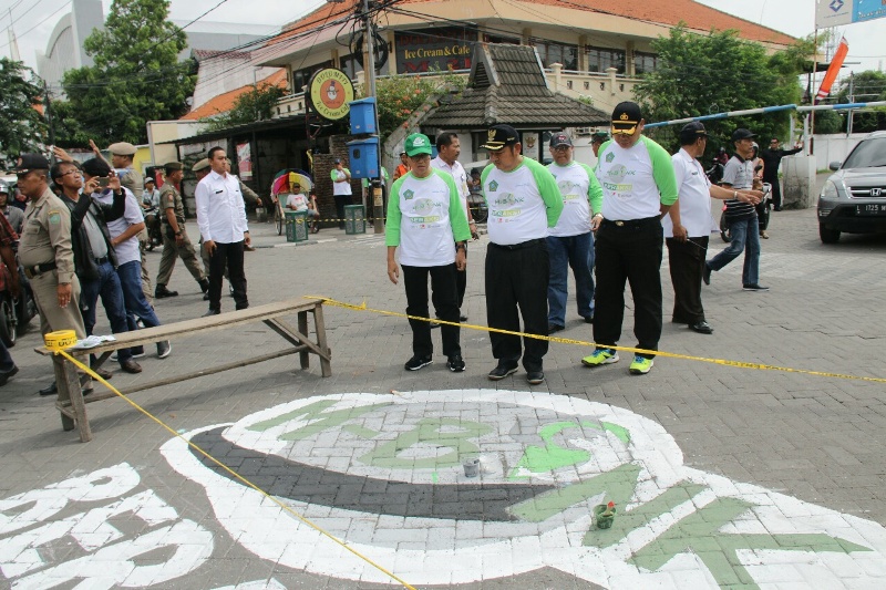 Bupati Sidoarjo, Saiful Ilah, di sela kegiatan Gerakan M-bonk Peduli Infrastruktur di Alun-alun Sidoarjo, Rabu 27 Dresember 2017.