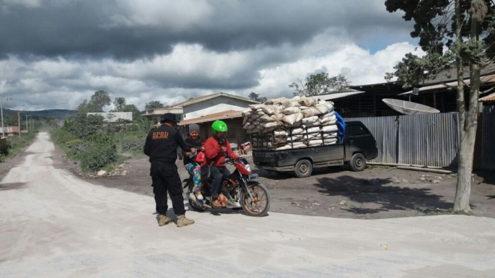 Dua Desa di Kecamatan Naman Teran Tertutup Debu Vulkanik Sinabung