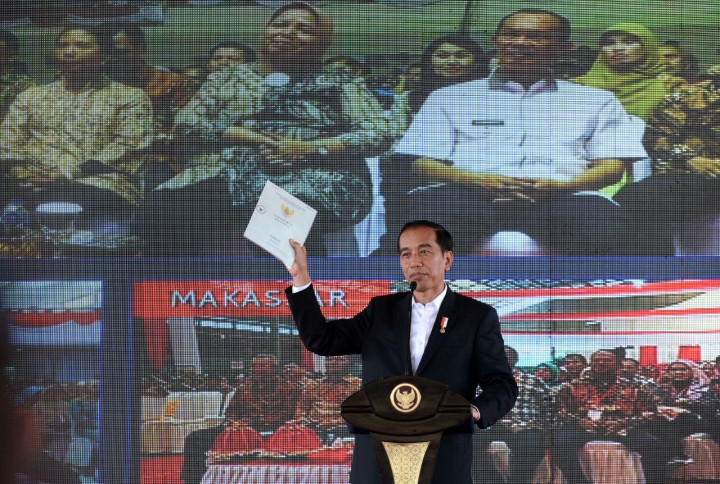 Pemerintah Serahkan Satu Juta Sertifikat Tanah di 7 Daerah