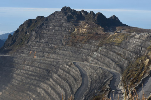 Pemerintah & DPR Bakal Sanksi Perusahaan Tambang tak Bangun <i>Smelter</i>
