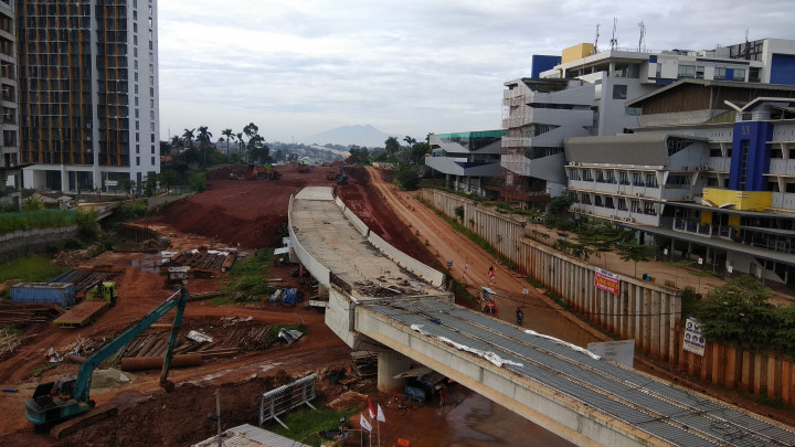 Pengendara Keluhkan Jalan Imbas Proyek Tol Desari
