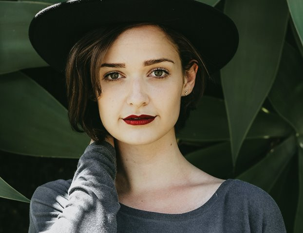 Prediksi lipstik yang menjadi tren di tahun 2018 akan beralih ke lipstik yang cenderung glossy dan warna yang lebih berani dan menyala. (Foto: Matheus Ferrero/Unsplash.com)