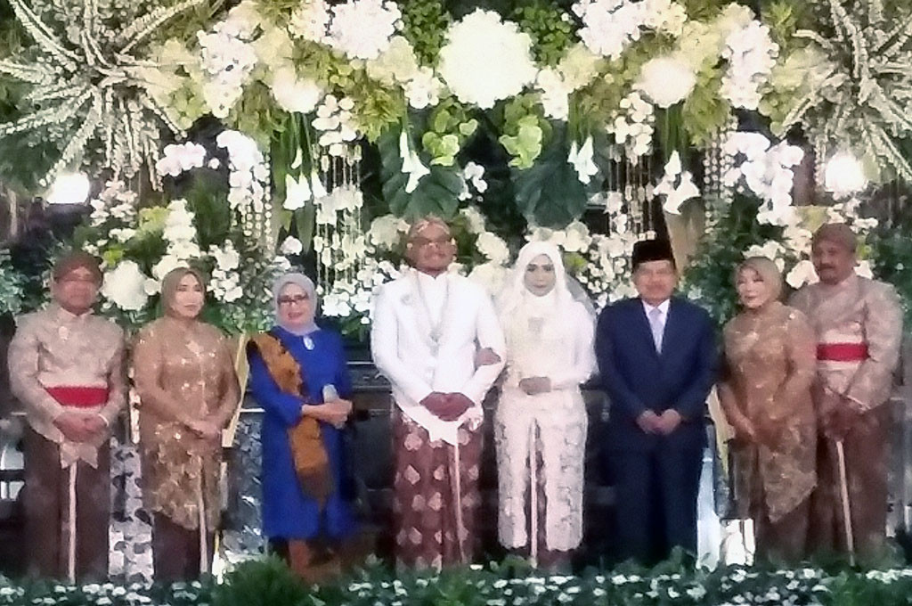 Wakil Presiden Jusuf Kalla berfoto bersama pasangan pengantin Anisa-Rino dan keluarga -- medcom.id/Ahmad Mustaqim
