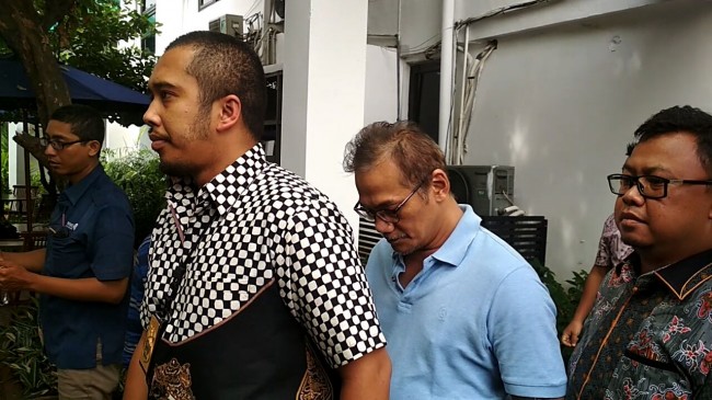 Tio Pakusadewo dibawa menuju tempat rehabilitasi - Medcom.id/Deny Irwanto.