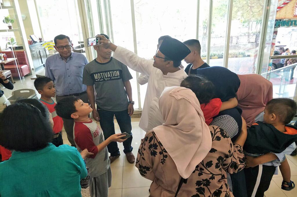 Wakil Gubernur Jawa Timur Saifullah Yusuf saat ngevlog bersama masyarakat --  medcom.id/Amaluddin