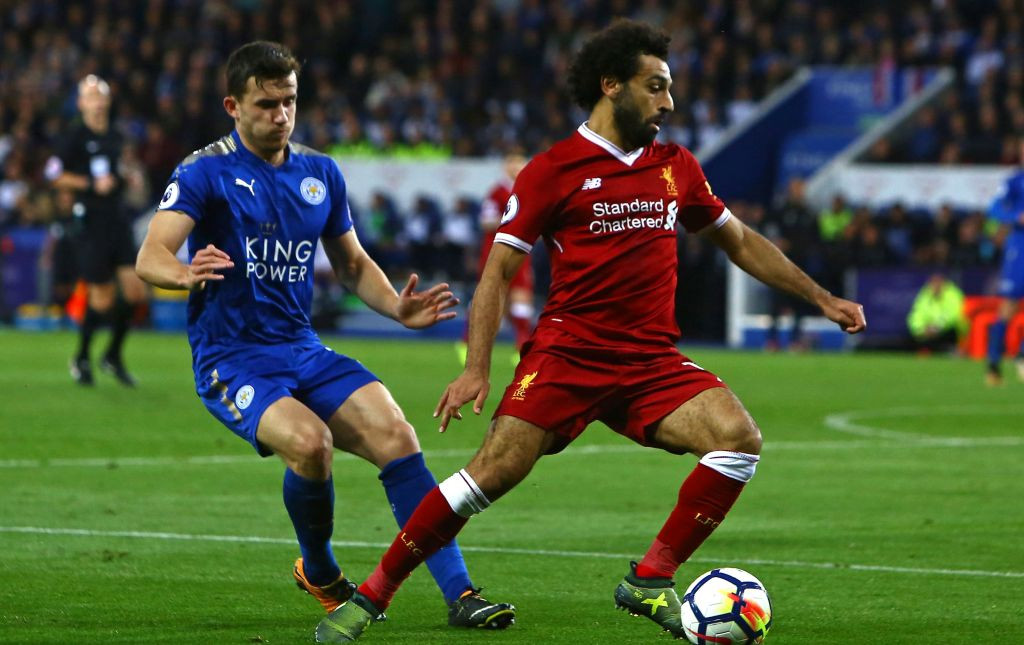 Winger Liverpool Mohamed Salah (kanan) saat berduel dengan bek Leicester City Ben Chilwell (kiri) dalam pertemuan pertama kedua tim pada Liga Primer Inggris 2017--2018 (Foto: AFP/Ben Chilwell)