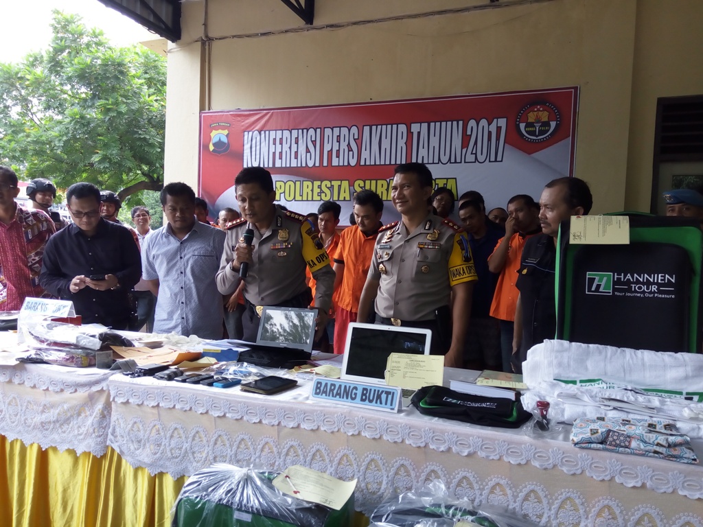  Kapolresta Surakarta Kombes Pol Ribut Hari Wibowo (memegang mikrofon)