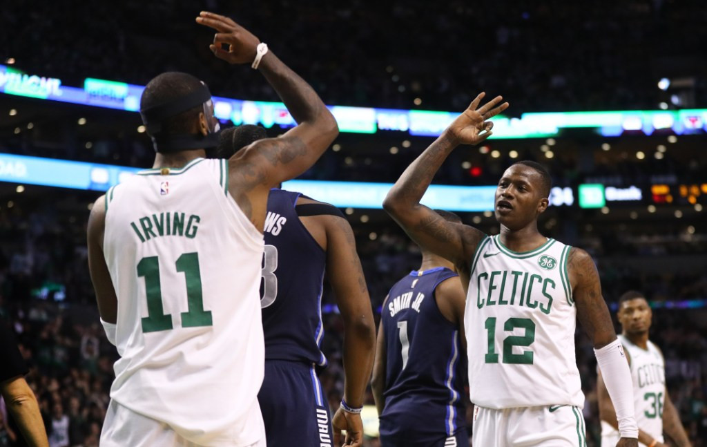 Kyrie Irving (kanan) sukses menyumbang poin terbanyak untuk Boston Celtics saat menghadapi Houston Rockets (Foto: AFP/Maddie Meyer)