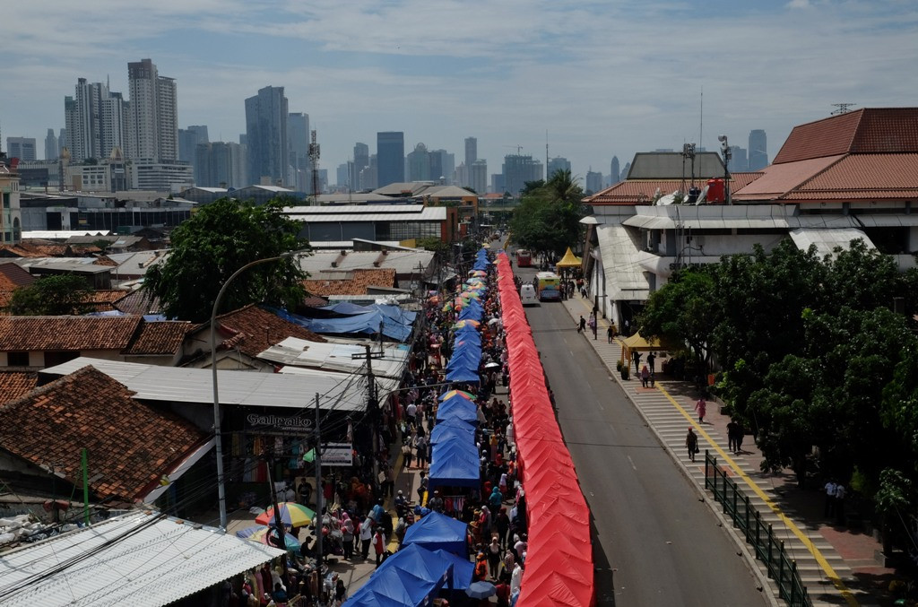  Tenda pedagang Kaki Lima mulai bertambah memenuhi salah satu sisi Jalan Jati Baru Raya, Tanah Abang, Jakarta. (Mi/Ramdani)
