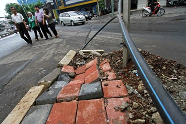 Utilitas Berantakan Hambat Pembangunan Trotoar