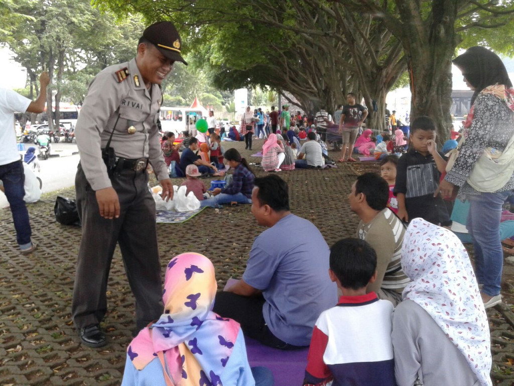 Kapospam Taman Mini Iptu Ahmad Rivai berkeliling TMII. Foto: Medcom/Dhaifurrakhman Abas.