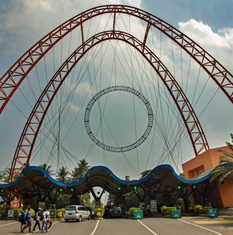 Pengunjung memasuki kawasan wisata Taman Impian Jaya Ancol, di Jakarta, Sabtu (16/9). Foto: Galih Pradipta/Antara