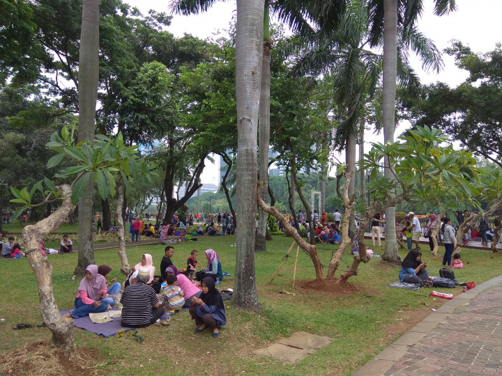 Pengunjung Monas Tak Menghiraukan Larangan Injak Rumput