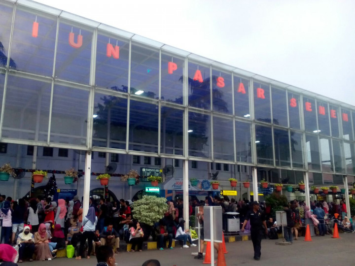 Pemudik Terus Memadati Pasar Senen