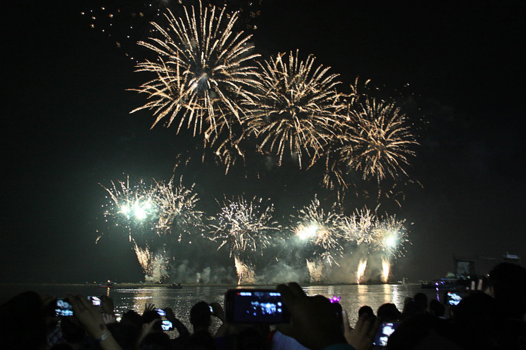 Suasana pesta kembang api di Pantai Lagoon Ancol, Jakarta. Foto: MI/Galih Pradipta.